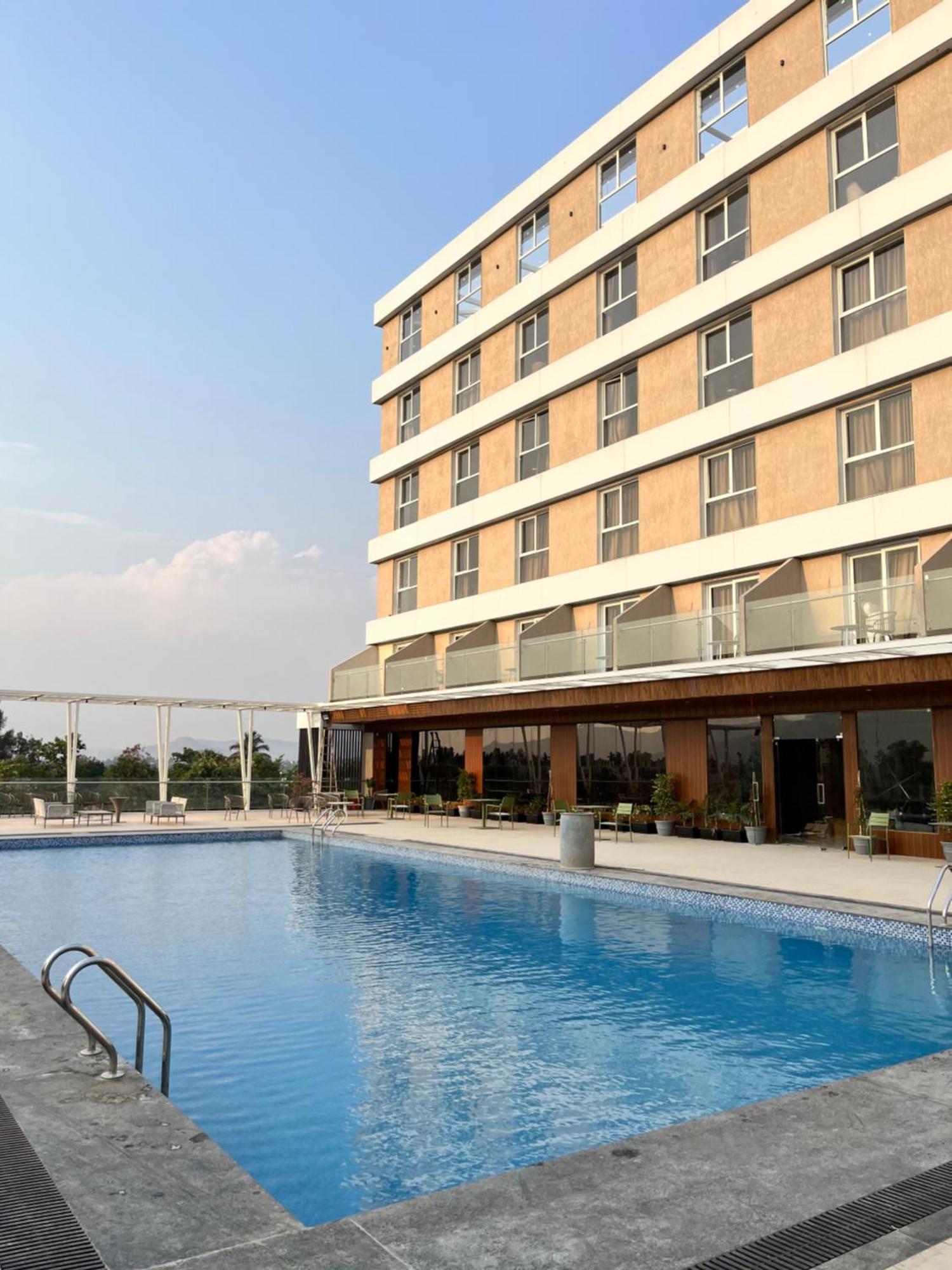 Vits Satyajeet Karad Hotell Exteriör bild