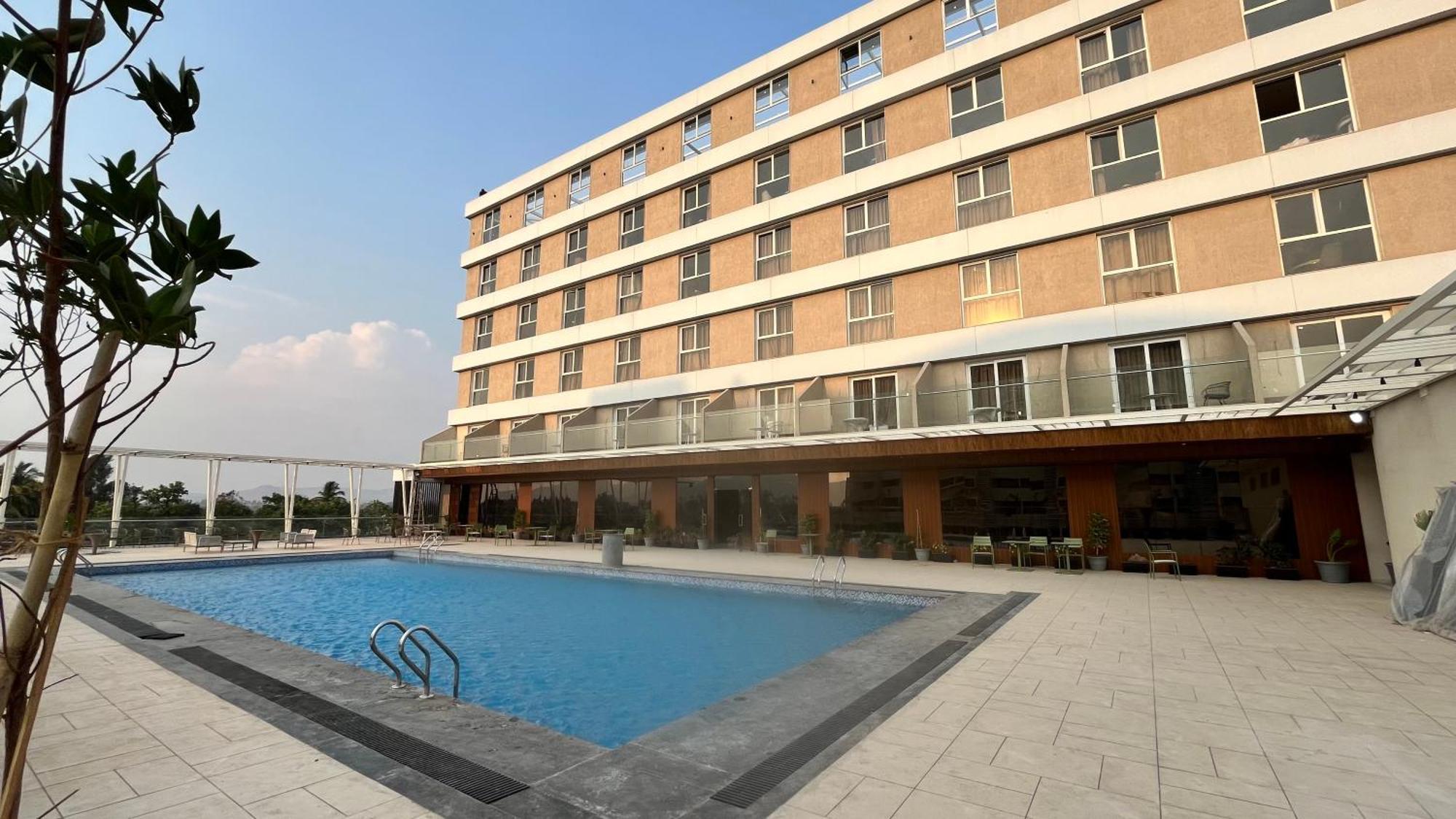 Vits Satyajeet Karad Hotell Exteriör bild